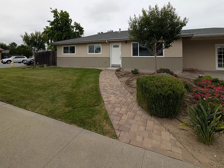 1992 Scenic Cir — Photo 2