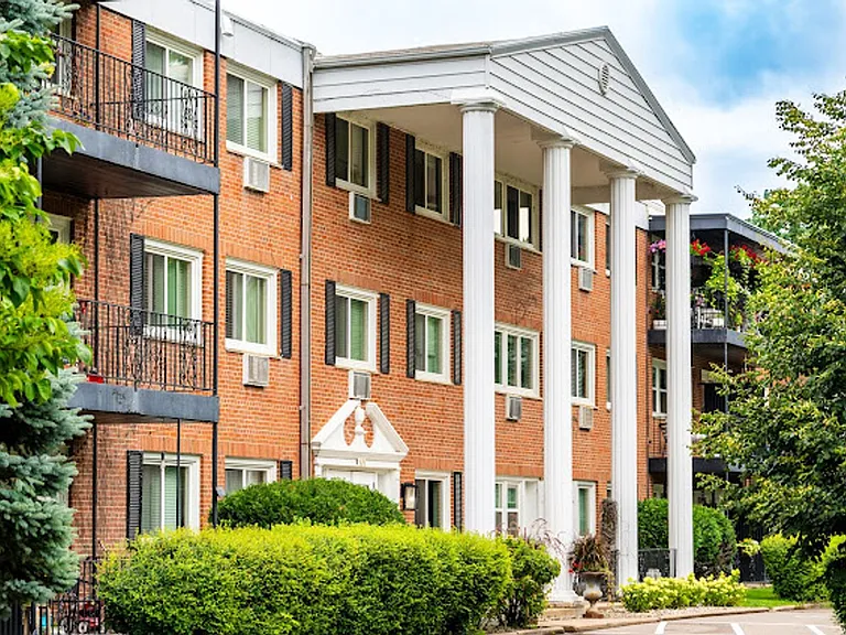 Highcroft Manor Apartments Located in Wayzata, MN — Photo 18