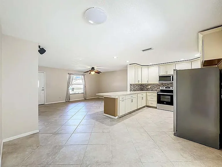 274 NE Glentry Ave — Photo 4