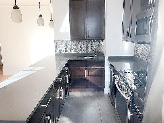 2nd image of 72 Barrow St APT 4K