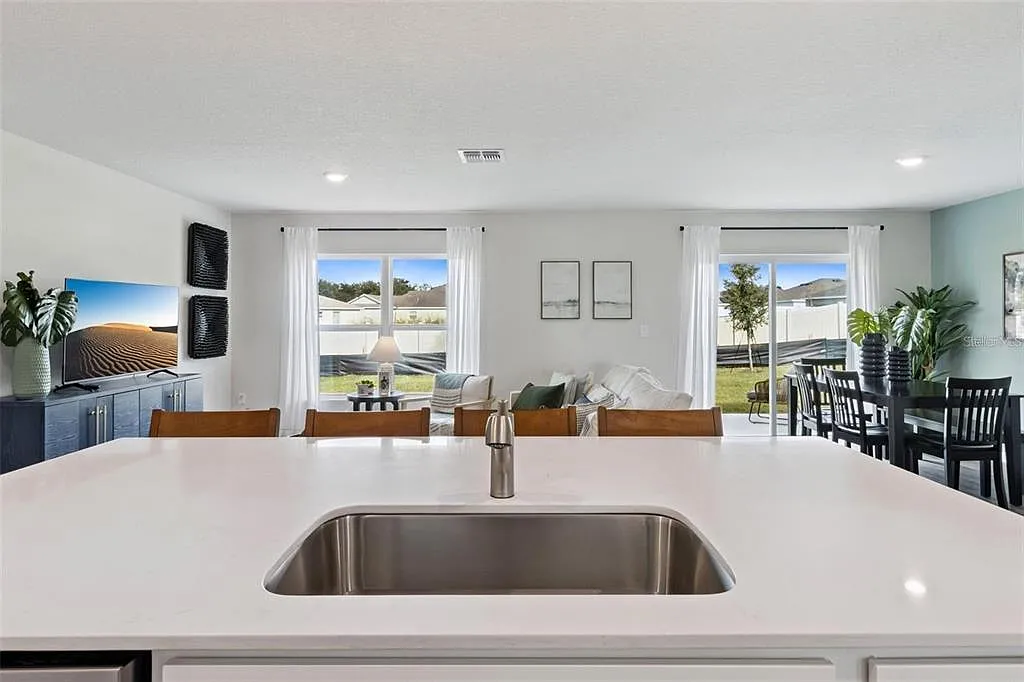 3 bed, 2.0 bath, 1328 sqft, $2,300 — Photo 4