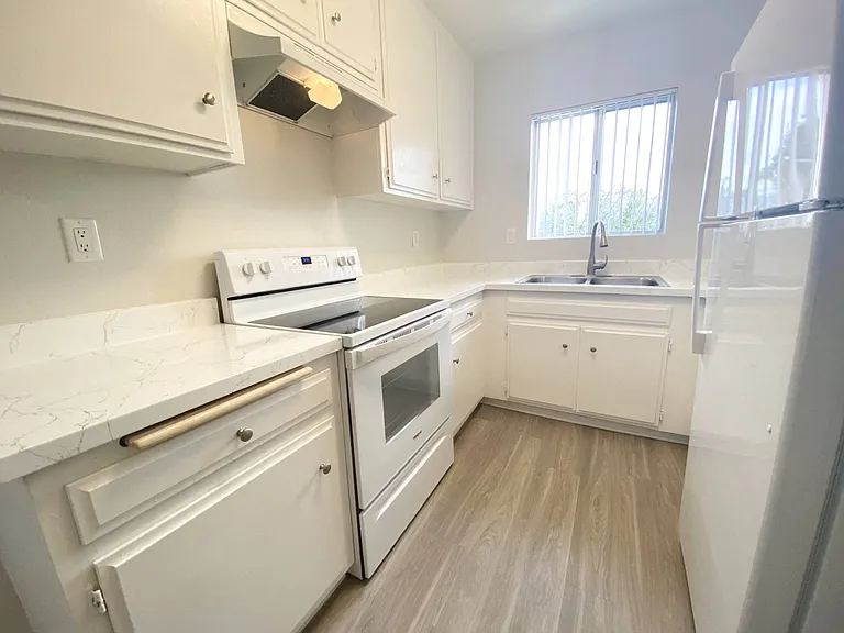 Chateau Woodley Hart Apartments — Photo 23