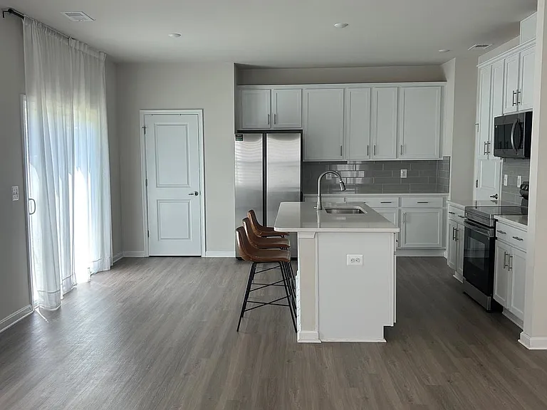 406 Freeman St — Photo 2