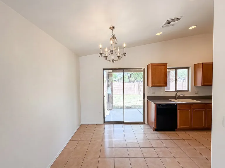 1018 E Lyle Canyon Dr — Photo 3