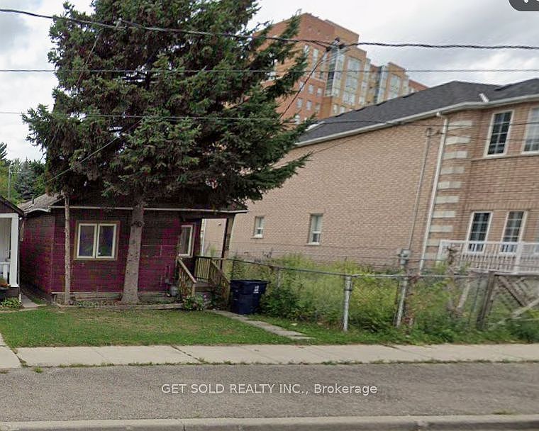1st image of 918 Keele St