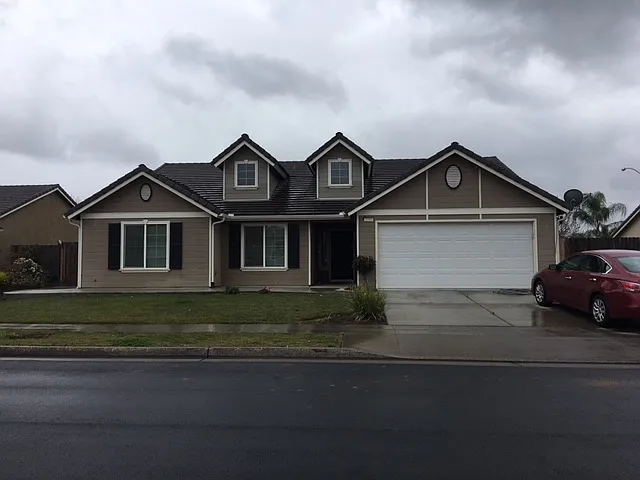 3310 N Douglas Ave — Photo 1