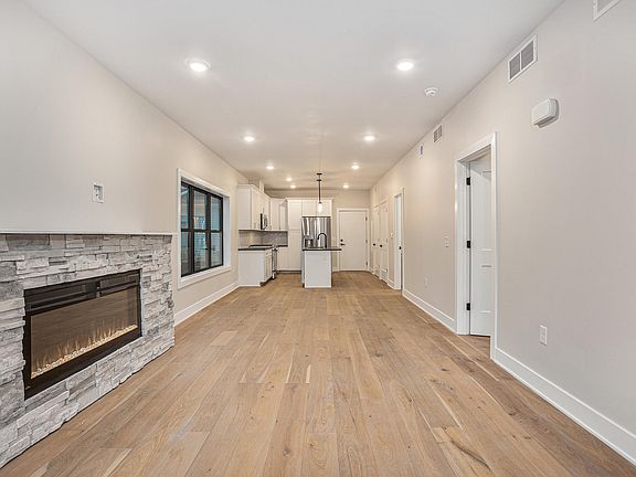 5th image of 625 Fairview Ave NE #2
