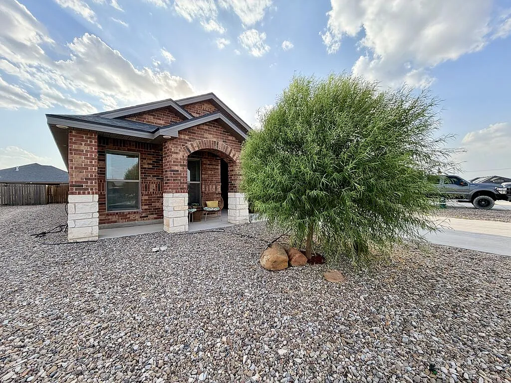 4 bed, 2.0 bath, 2070 sqft, $2,800 — Photo 2