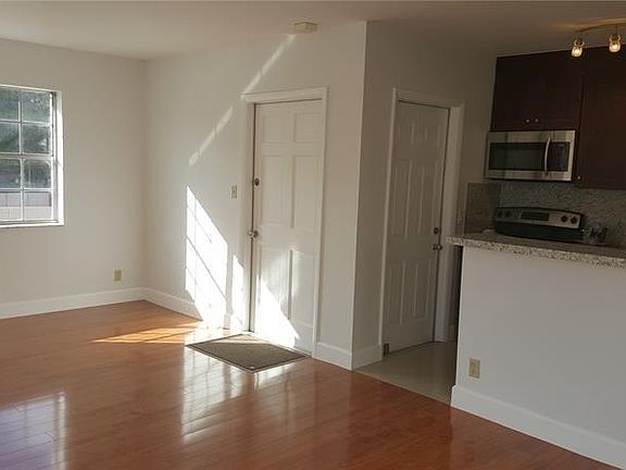 4th image of 601 SE 5th Ct APT 210