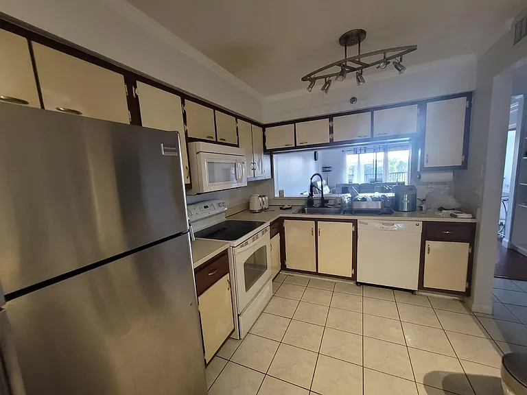 2200 S Cypress Bend Dr #308 — Photo 4