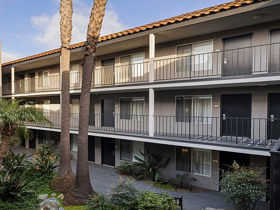 4th image of 3350 Rosecrans St #127