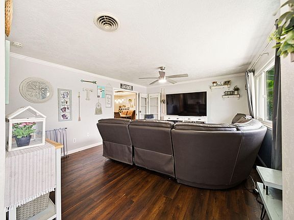 4th image of 830 Middle St