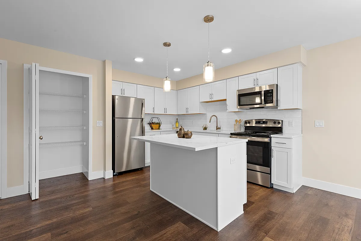 Building Photo - Camelot Apartments