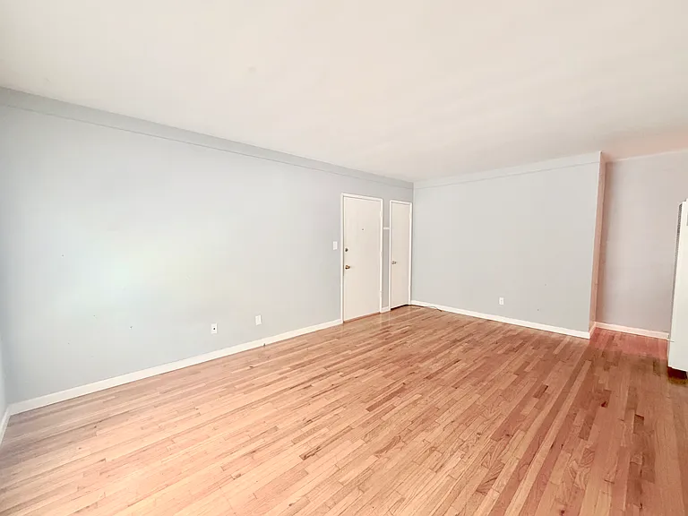 8006-8008 Blackburn Ave #3 — Photo 2