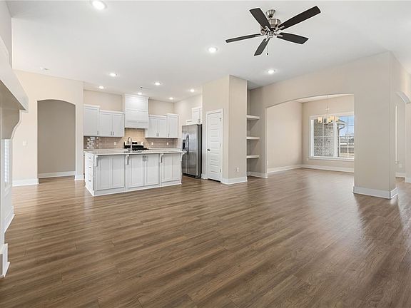 4th image of 4614 Hamlet St