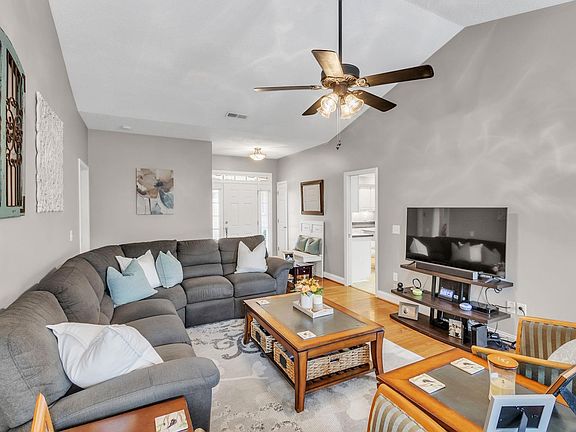 4th image of 6 Saint Thomas Ct