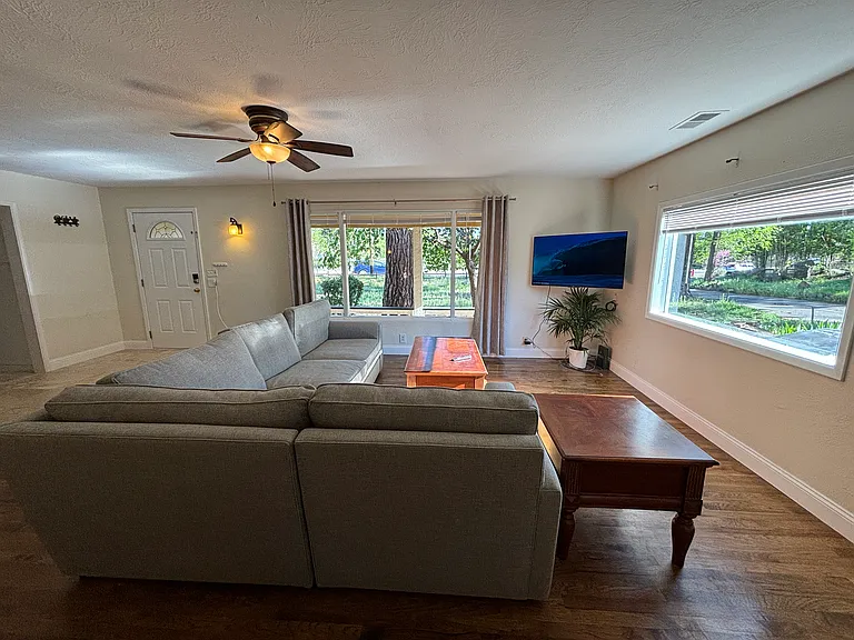450 SE Reed Market Rd — Photo 6