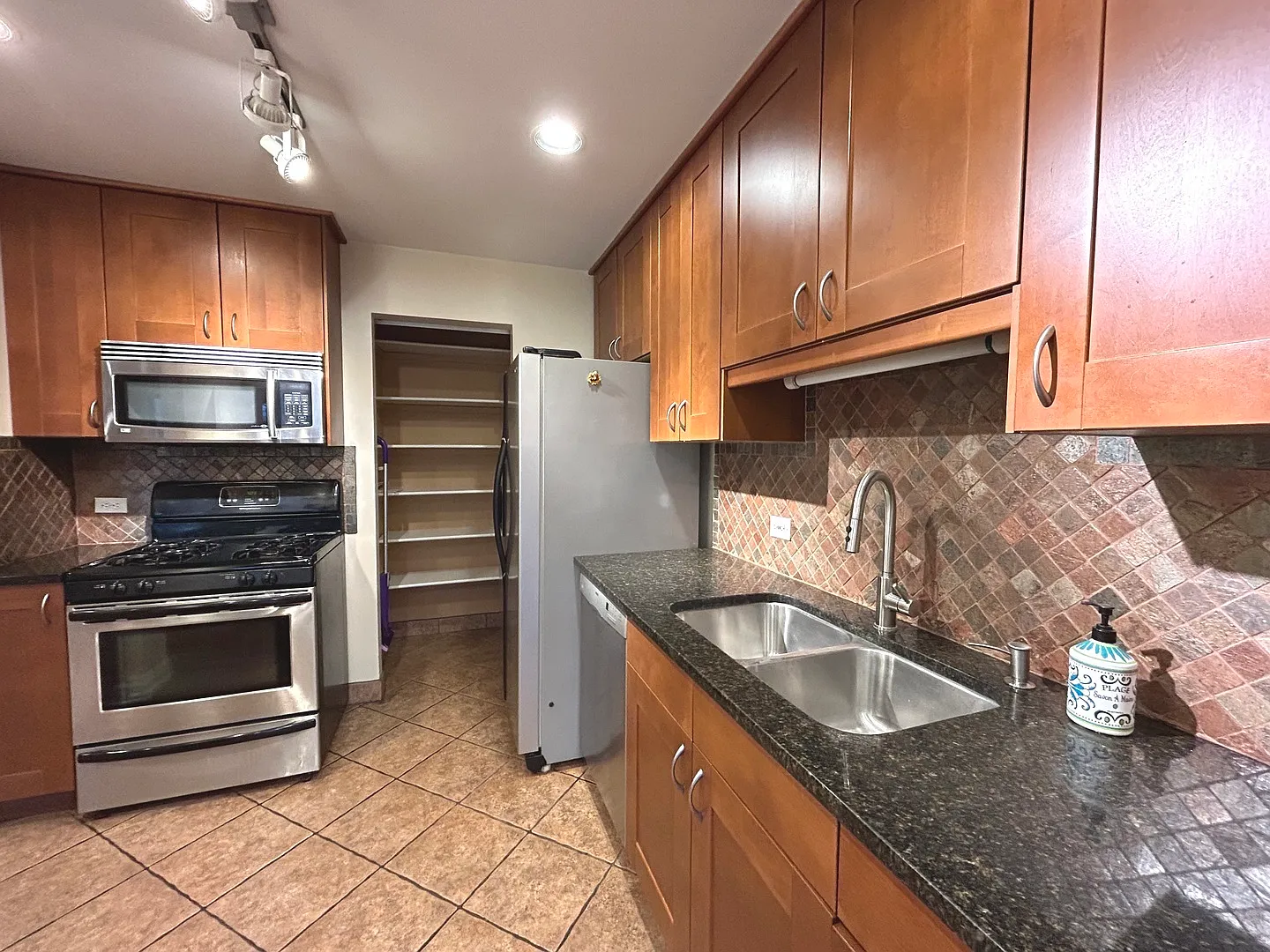 2 bed, 1150 sqft, $2,100 — Photo 3