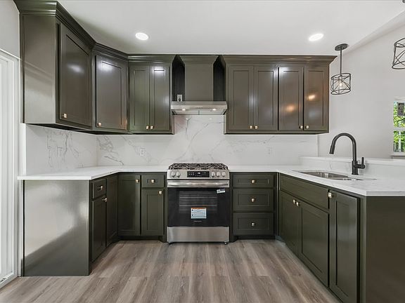 3rd image of 1918 Elmwood Blvd