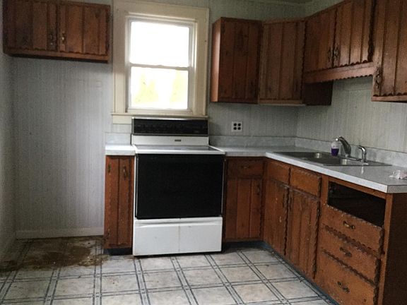 2nd image of 4 Pearl St E