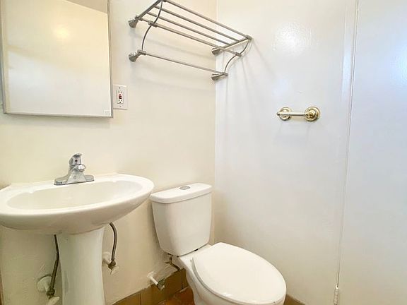 5th image of 15501 Loukelton St