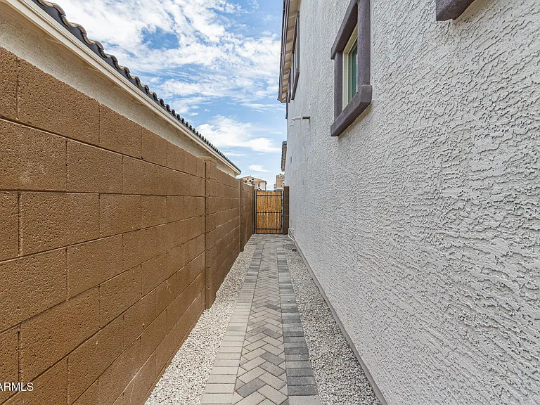 8931 W Colter St — Photo 22