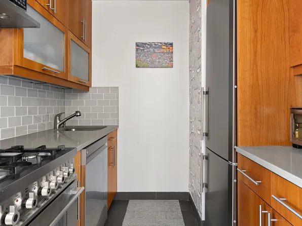 201 East 17th Street image 2 of 9