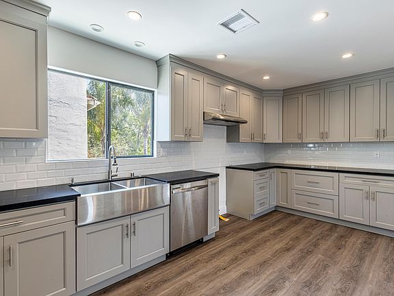 5th image of 1625 Stearns Dr #1625
