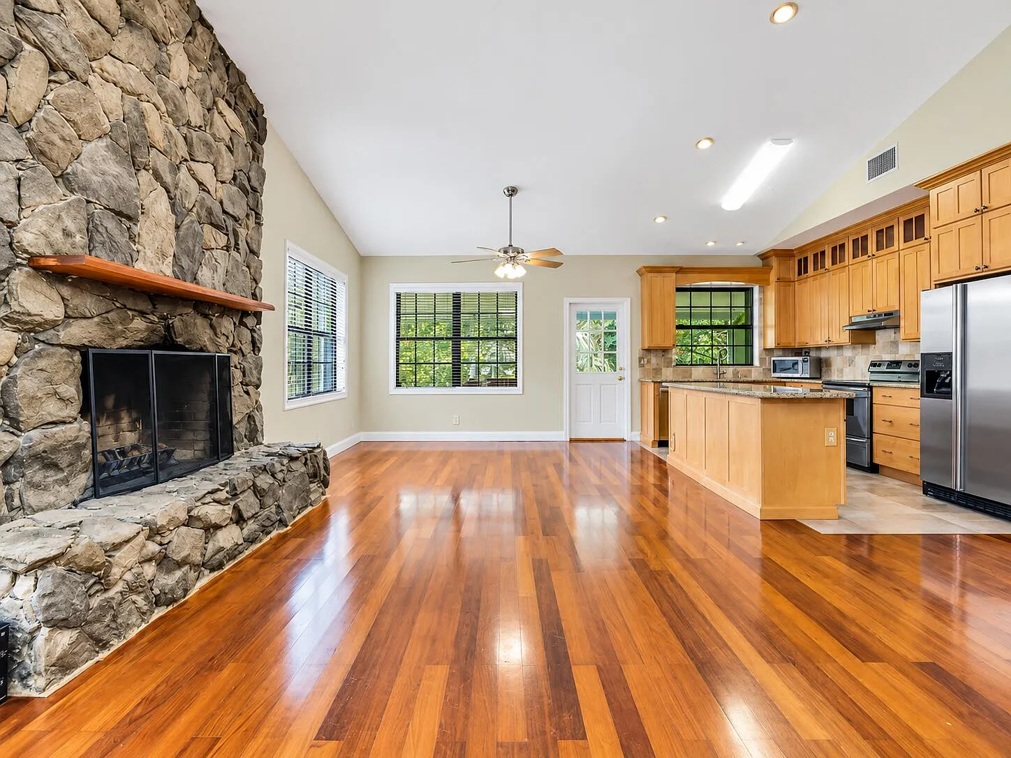 3 bed, 2.0 bath, 1530 sqft, $4,600 — Photo 4