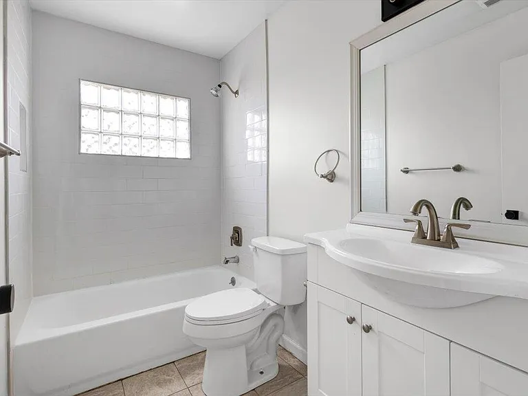 1097 SW McDevitt Ave — Photo 5