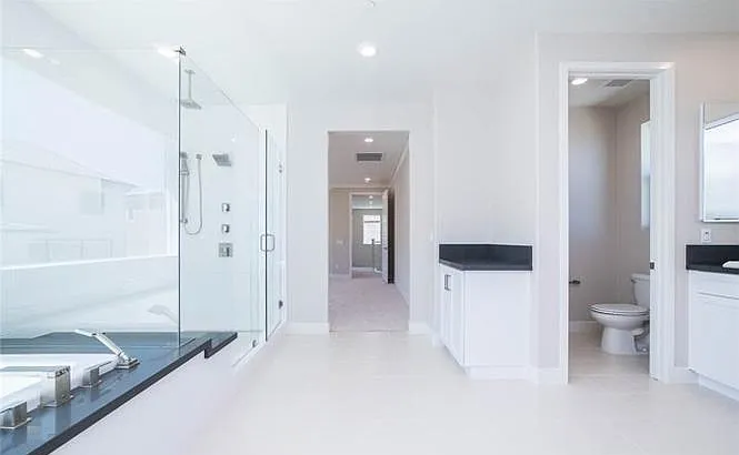 63 Harlow — Photo 17