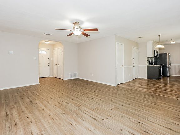 4th image of 812 Lynne Ln