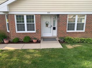 833 Happfield Dr, Arlington Heights, IL 60004