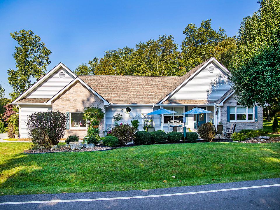 1st image of 10 Greenwood Cir