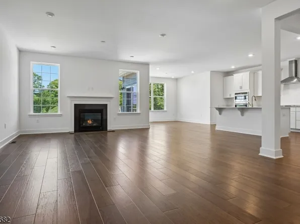 52 Eastwood Ter, East Hanover Twp., NJ 07936