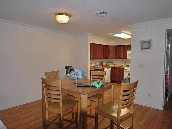 5th image of 214 Main St Unit 201