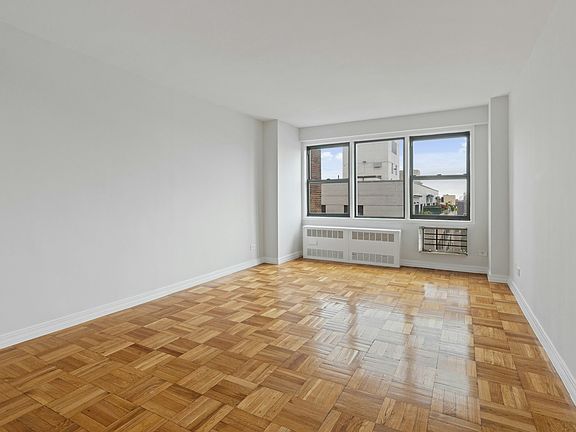 4th image of 200 E 15th St APT 15B