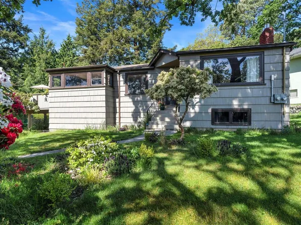 3580 Doncaster Dr, Saanich, BC V8P 3W3