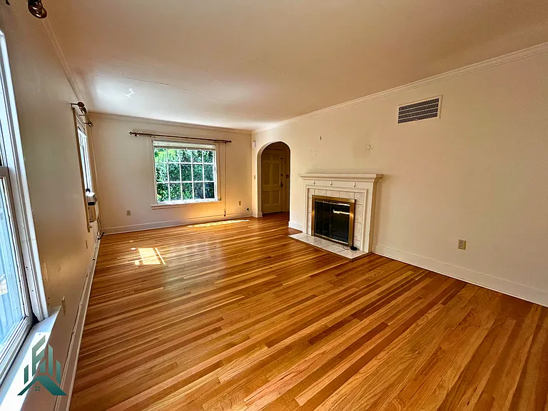 445 NW 9th St — Photo 3