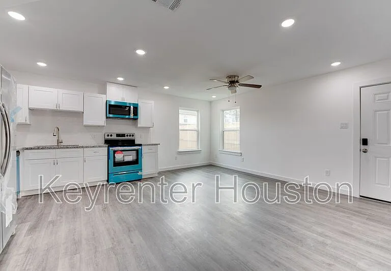 8126 Sterlingshire St #B — Photo 4