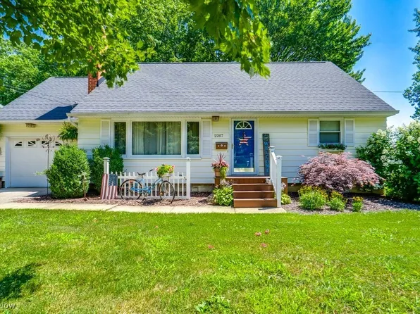 2207 Robinhood Dr, Wooster, OH 44691