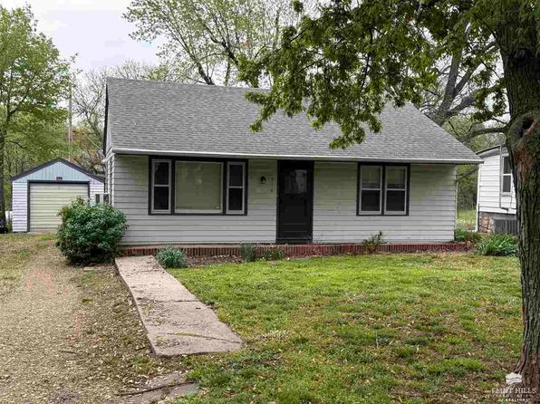 314 S Iowa St, Riley, KS 66531