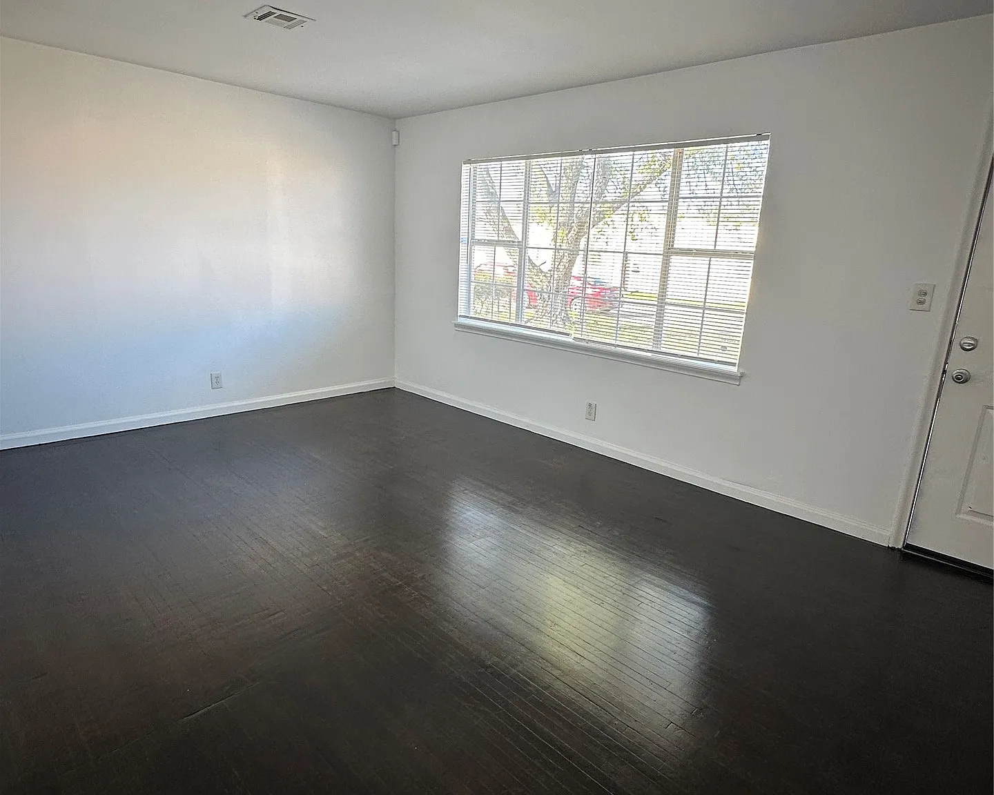 3 bed, 1.0 bath, 999 sqft, $1,500 — Photo 2