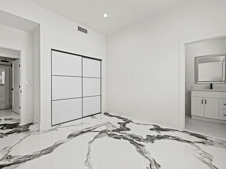 15209 Cohasset St — Photo 35