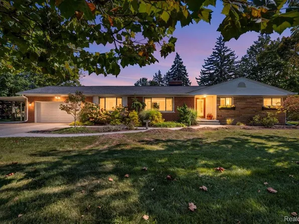 26215 Allen Rd, Woodhaven, MI 48183