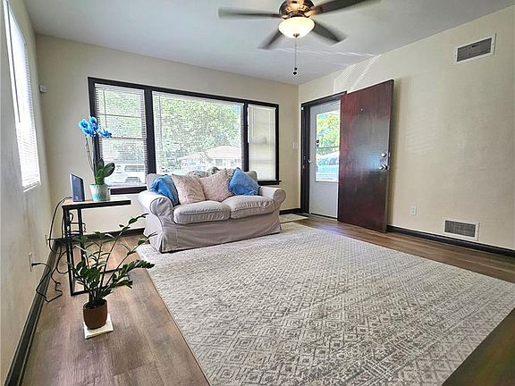 3rd image of 307 Woodview Ave #307