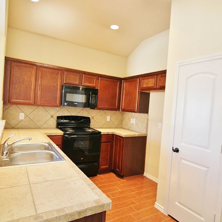 1st image of 725 Creekside Cir