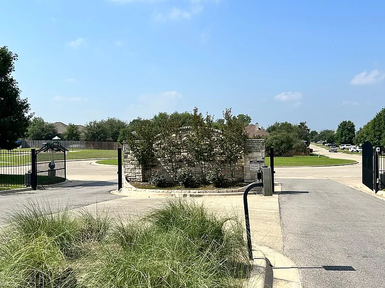 1621 Rusty Spur Dr — Photo 2