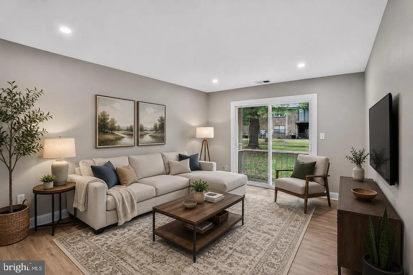 2 bed, 1.0 bath, 852 sqft, $2,200 — Photo 2