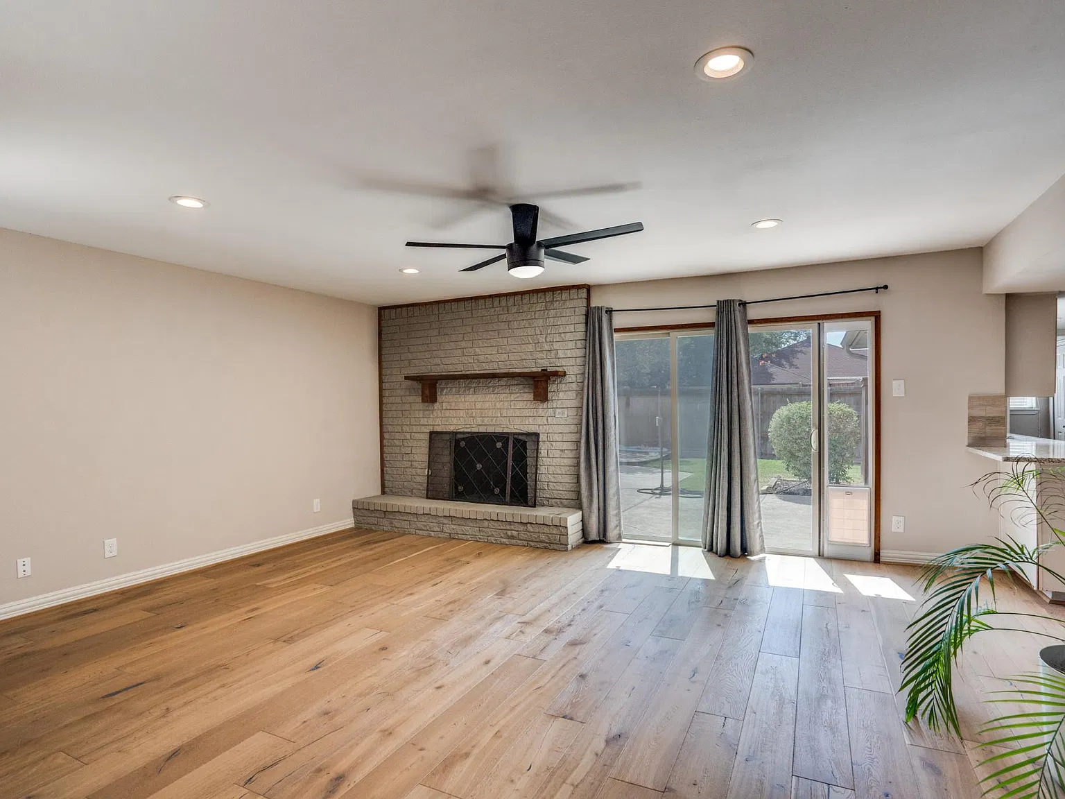 4 bed, 2100 sqft, $3,250 — Photo 2